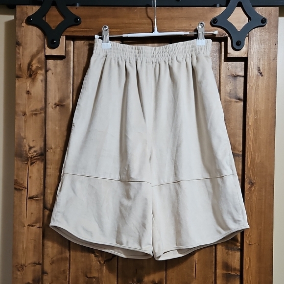 Aritzia Pants - Aritzia Le Fou Wilfred Vegan Suede Funk Shorts Size 6 In Oyster